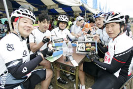 君ケ浜しおさい公園でお弁当をほおばる参加者