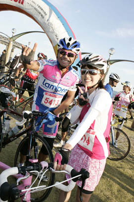 １１０ｋｍを走覇したベイエフエムのＤＪ伊津野亮さん（左）と岡部玲子さん