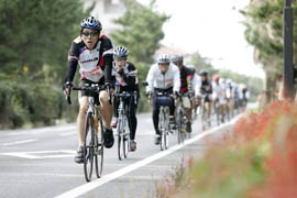 ゴールの蓮沼目指してペダルをこぐ参加者