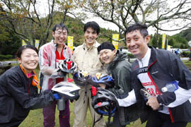 第２日目、白子荘をスタートする参加者たち