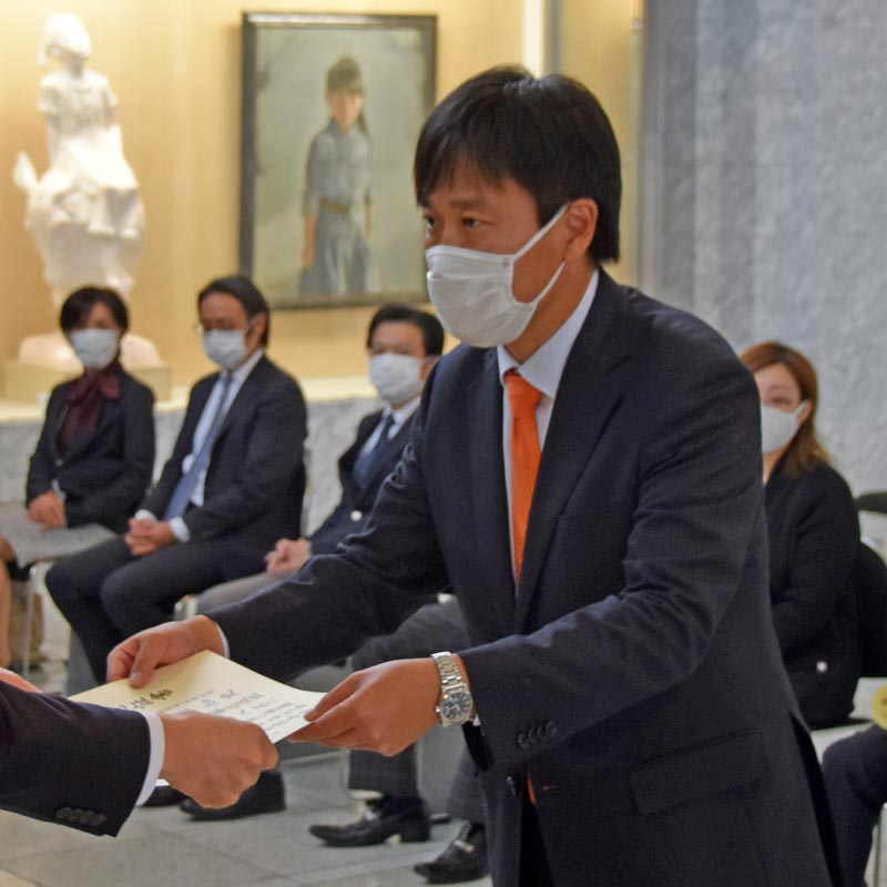 当選証書を受け取る本庄氏