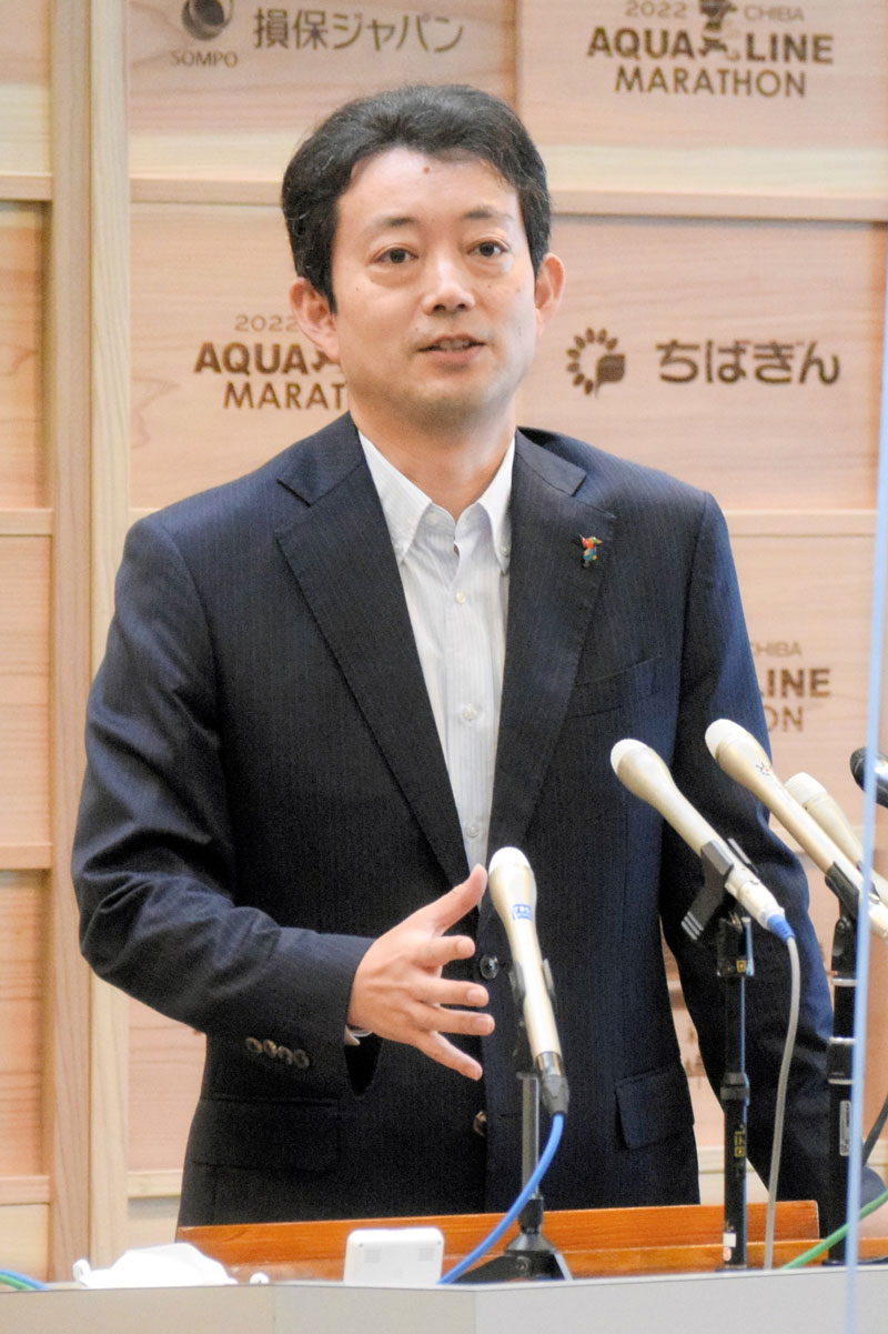 新型コロナの療養から復帰し、報道陣の取材に応じる千葉県の熊谷知事＝２４日、県庁