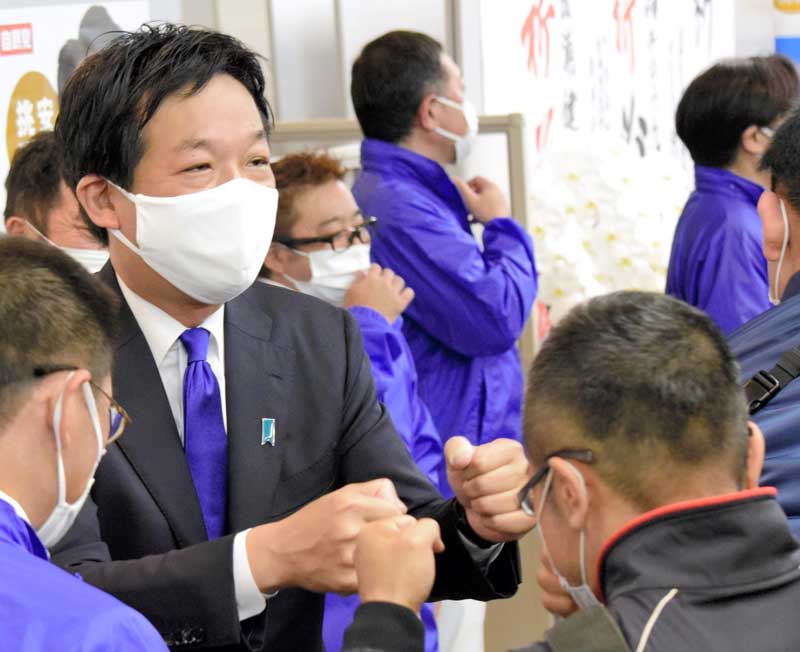 2021年10月の衆院選で5選を果たし支持者とグータッチして喜び合う薗浦氏=市川市