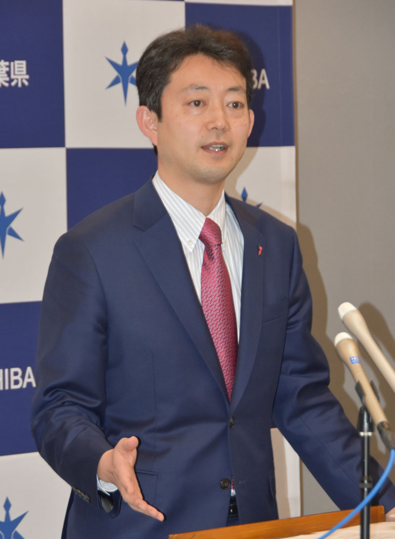まん延防止等重点措置の延長について「感染拡大をさらに下げるためやむを得ない」と理解を示す千葉県の熊谷知事＝１０日、県庁