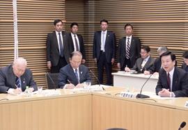 会議で発言する森田知事(右)=27日、都道府県会館