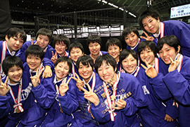 3位となり笑顔をみせる昭和学院の選手=東京体育館