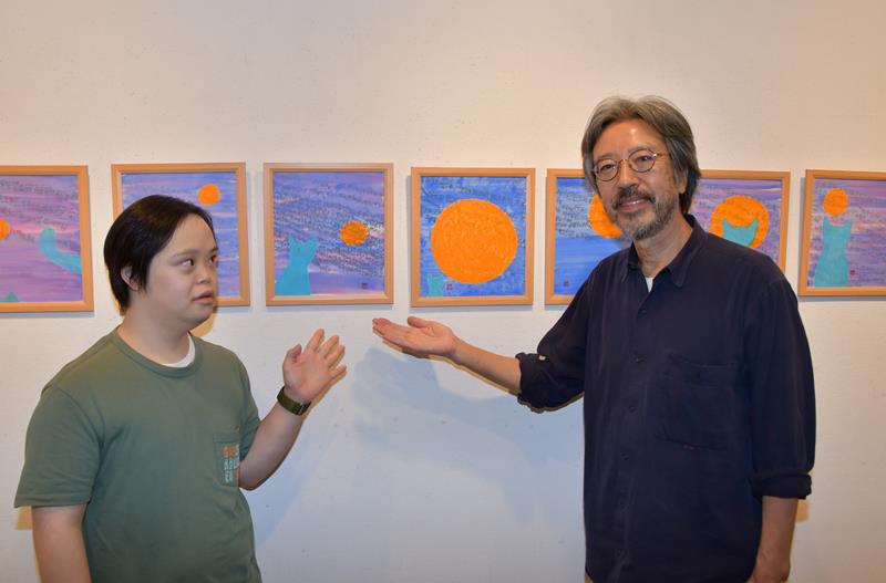 作品を共作した大野さん(右)と黒川さん=松戸市