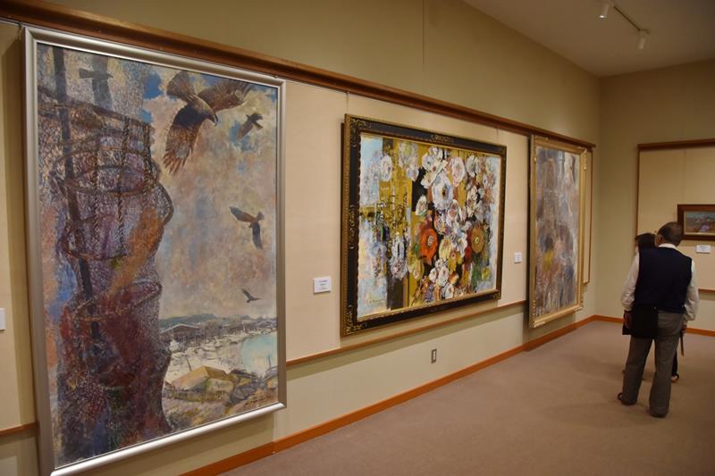 遺族から寄贈された絵画など１３点を並べた高橋規矩治郎展＝鋸南町の菱川師宣記念館
