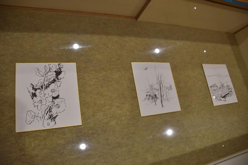 高橋さんが鋸南町の宿に滞在中、即興で描いた花や船の絵