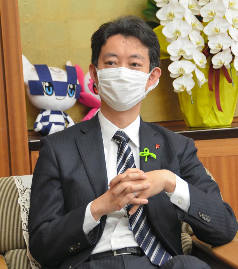 インタビューに答える熊谷知事=4月28日、県庁