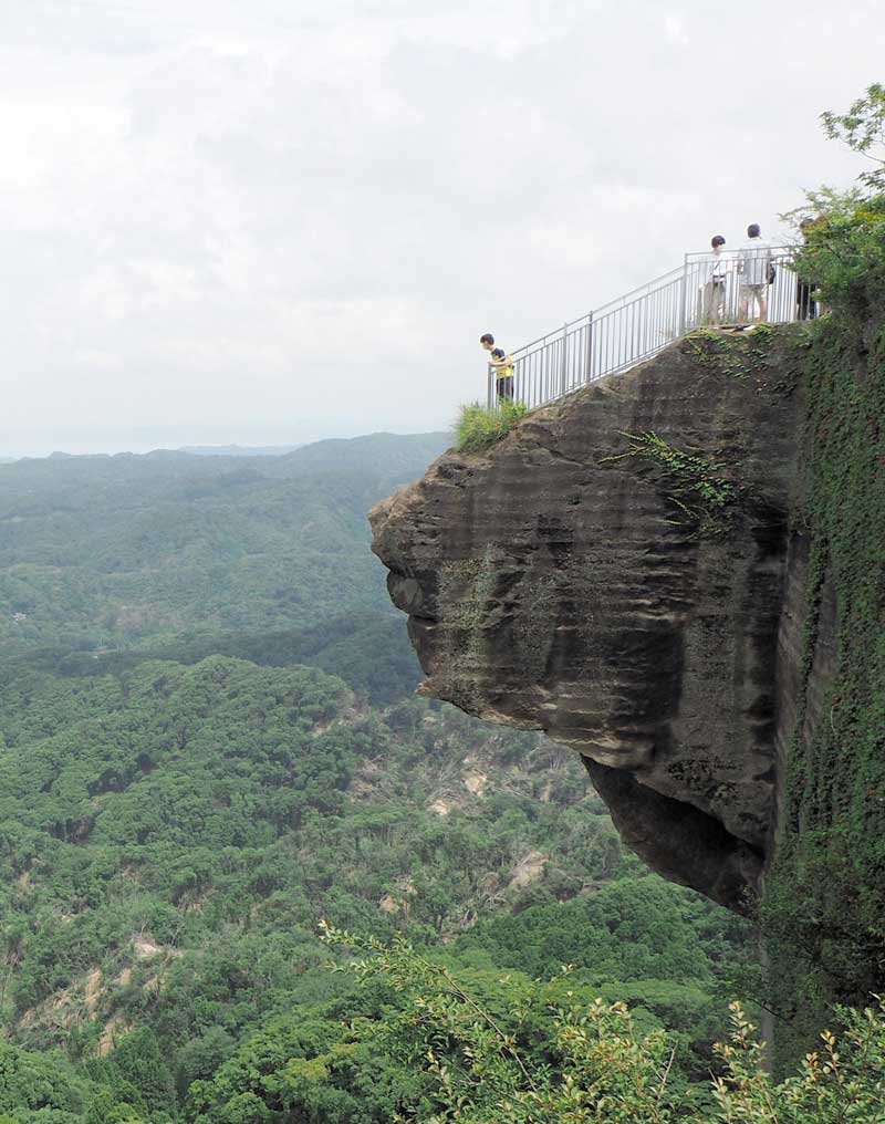 垂直に切り立った崖に突き出た岩から絶景を臨む鋸山の「地獄のぞき」=富津市・鋸南町