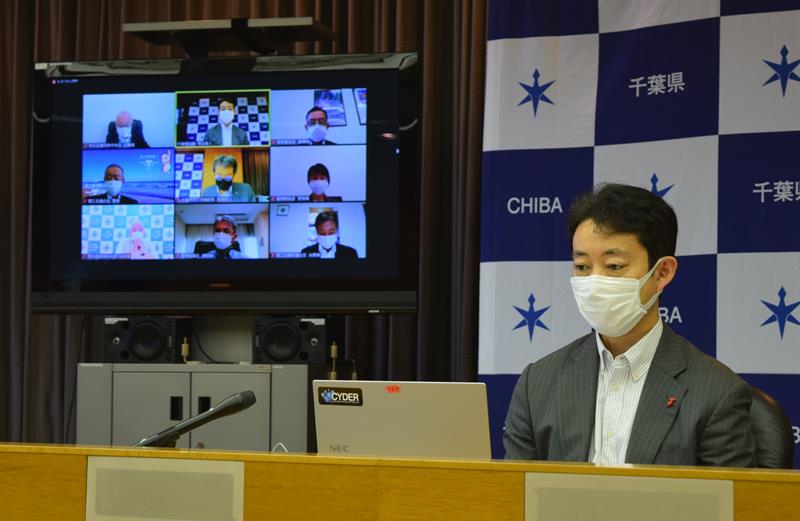 県内経済7団体と意見交換する熊谷知事=4日、県庁