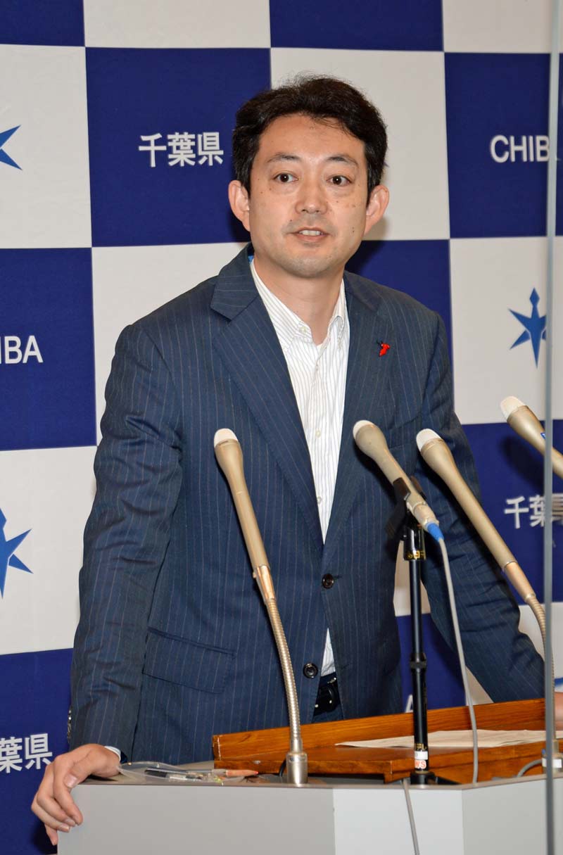 報道陣の取材で、緊急事態宣言を9月12日まで延長する政府方針に理解を示す熊谷知事=17日、千葉県庁