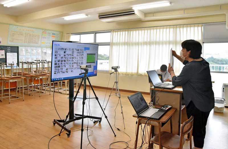 カメラや大型モニターの前でオンライン授業をする教員=1日、勝浦市立勝浦中