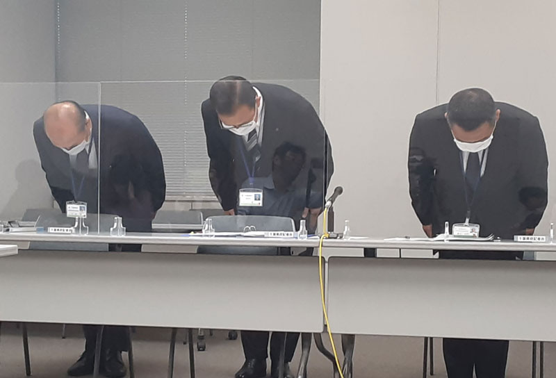 記者会見で謝罪する千葉県教委の山口新二教育次長（中央）ら＝２７日午後、県庁