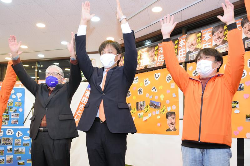 当選確実となり万歳三唱する本庄氏（中央）＝３１日、柏市