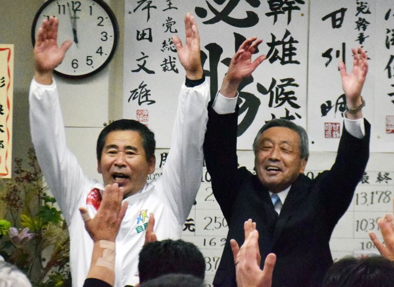万歳三唱で喜びを爆発させる林氏(右)=1日午前0時ごろ、銚子市