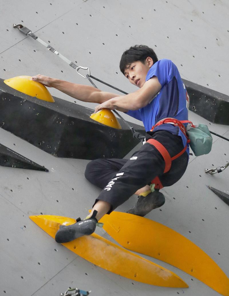 特別大会で優勝した村下善乙=11月、東京都葛飾区の東金町運動場スポーツクライミングセンター(共同)