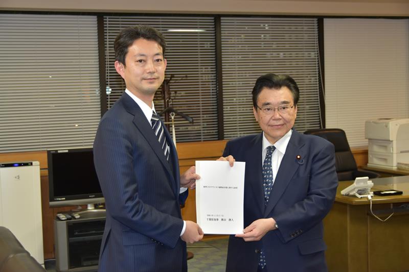 後藤厚労相(右)に要望書を手渡す熊谷知事=27日、東京・永田町の中央合同庁舎