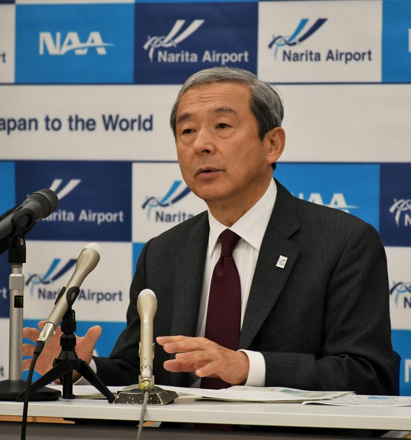 成田空港の運用状況について説明する田村社長=27日、成田市のNAA本社