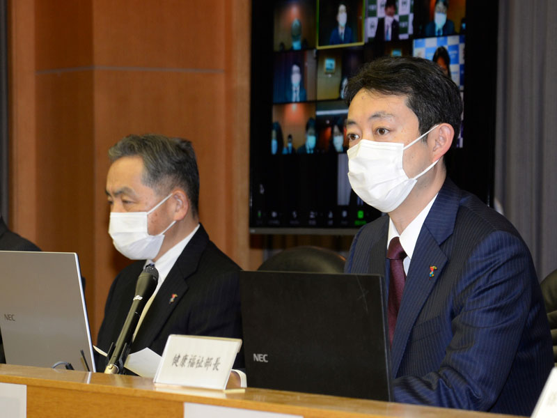 新型コロナのまん延防止等重点措置の再延長を受け、県対策本部会議であいさつする熊谷知事=4日、千葉県庁