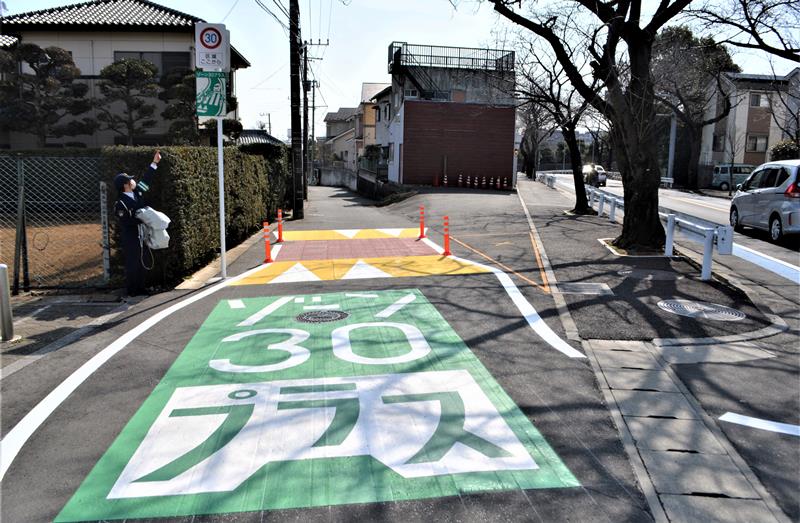 「ゾーン３０プラス」に指定され、時速３０キロの速度規制と、道幅を狭めるポールや段差に見える舗装が施された市道の入り口＝１０日午前、船橋市古作３
