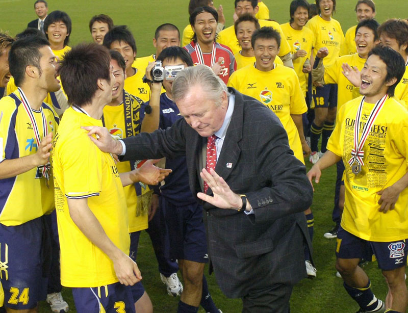 2005年11月、Jリーグナビスコ杯で初優勝し、選手たちに囲まれたが胴上げを遠慮するJ1千葉のイビチャ・オシム監督(中央)=国立競技場