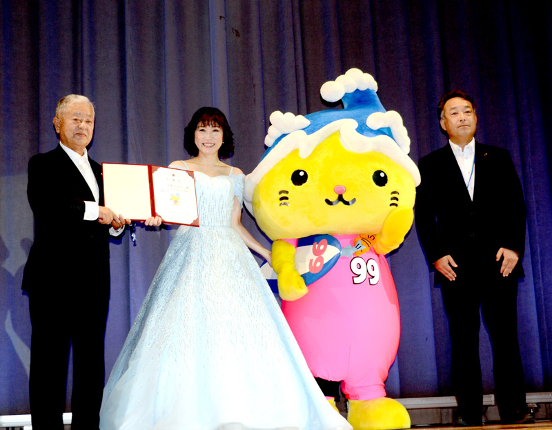九十九里町のＰＲ大使を任された水森さん（左から２人目）。左は委嘱状を手渡した大矢町長＝１５日、同町