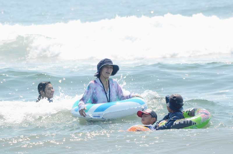 海水浴を楽しむ家族連れ=1日、九十九里町の片貝海水浴場