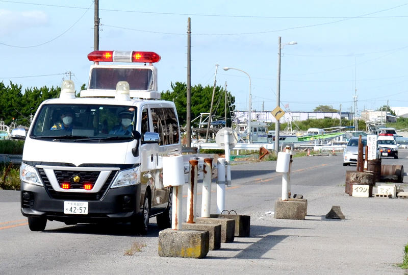 「海の駅九十九里」を出発する警察車両＝九十九里町