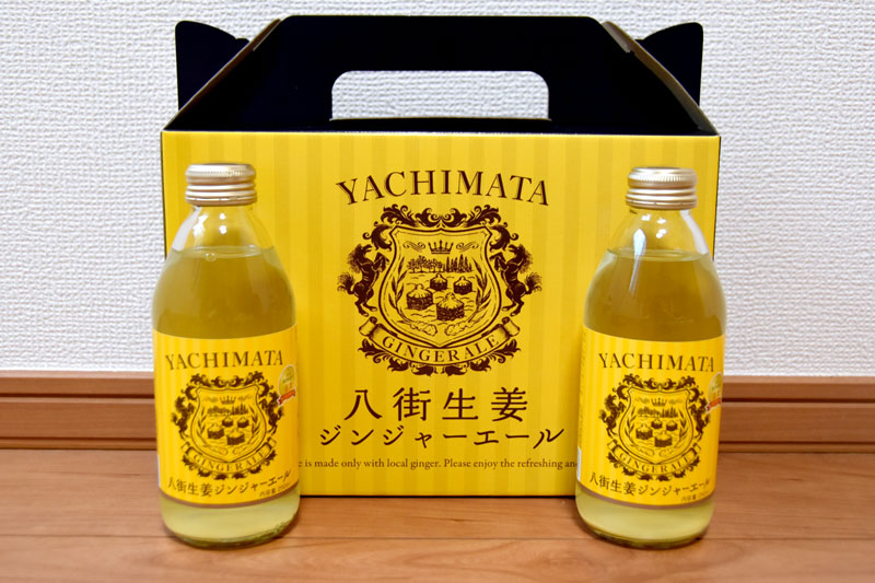 返礼品として人気を集める八街市の「八街生姜ジンジャーエール」。箱には落花生を干すために積む「ぼっち」や江戸時代から盛んだった「野馬捕り」などをデザインしたエンブレムが描かれている