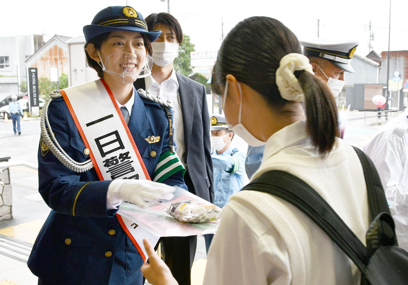 一日署長に就任し、交通安全を呼びかける佐藤さん＝香取市のＪＲ佐原駅