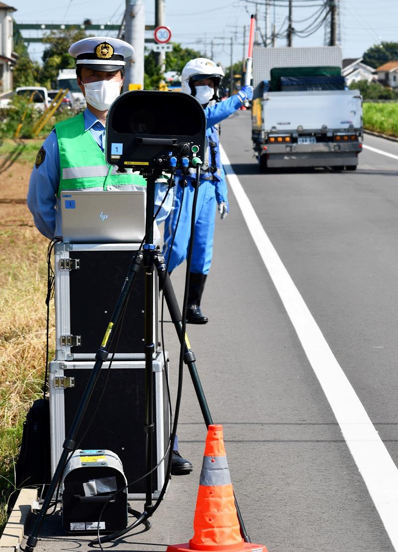 県警が県内全域の生活道路や通学路を中心に投入している可搬式オービス=昨年8月、八街市
