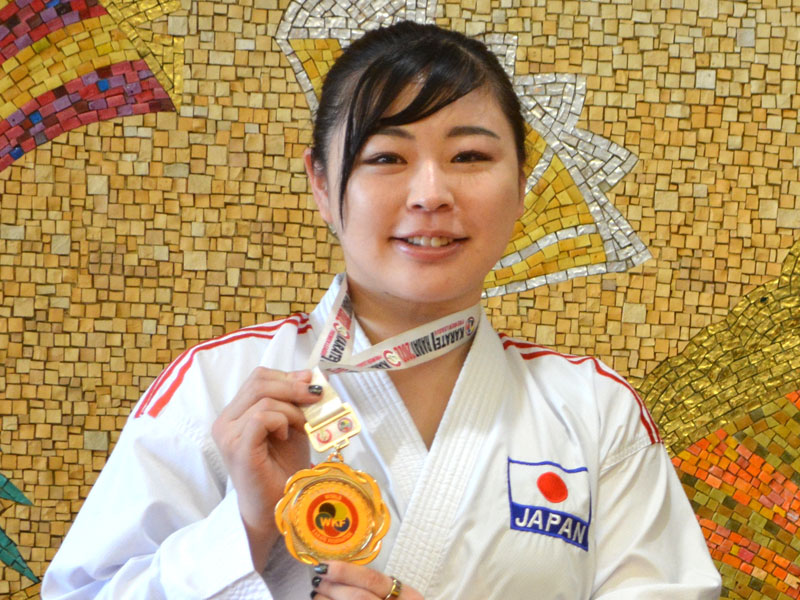復帰戦での金メダルを披露する植草選手=船橋市役所