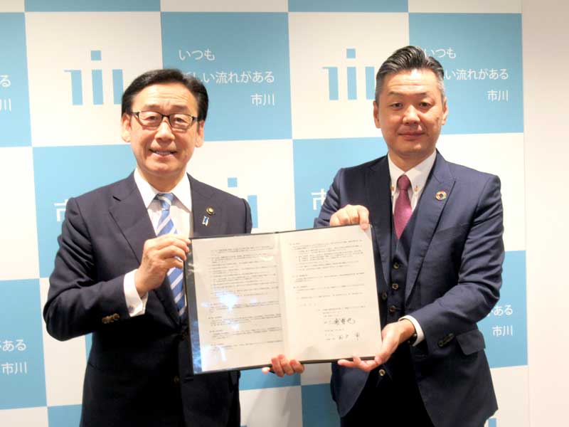 「フードドライブ事業」の提携に合意した田中市長（左）とファミリーマートの三浦部長＝市川市役所