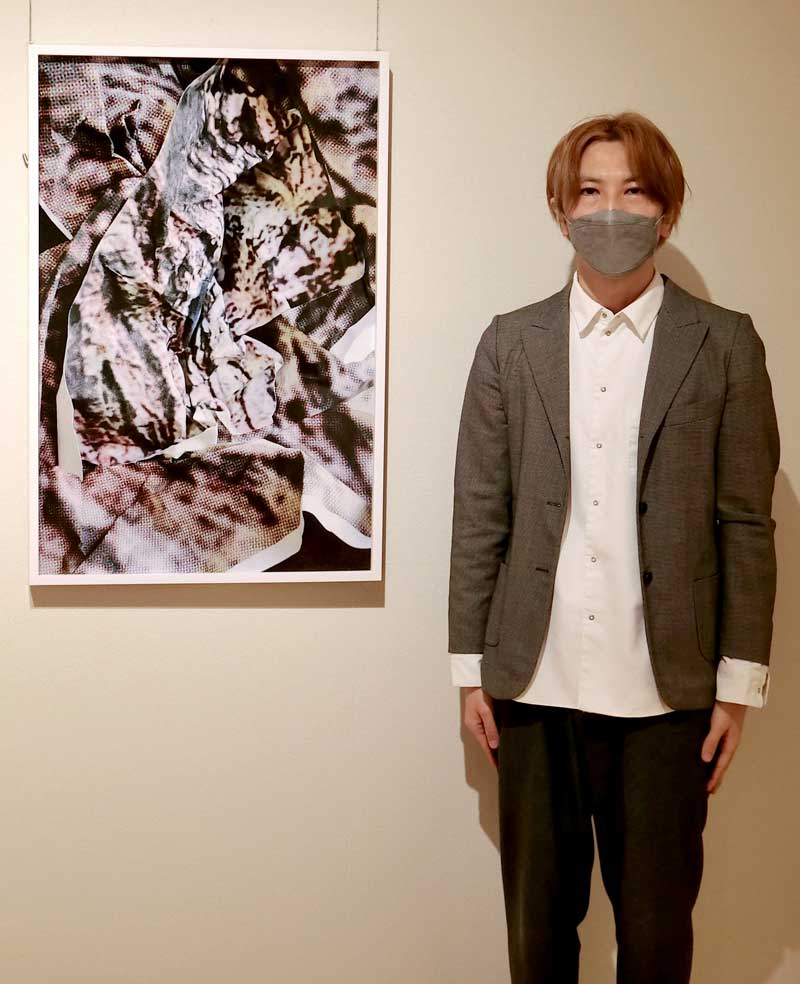 作品の隣に立つ平本成海=東京・日本橋室町、ちばぎんひまわりギャラリー