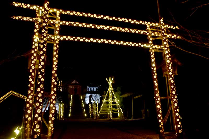 高家神社に飾られている鳥居を模した大型のオブジェ＝南房総市