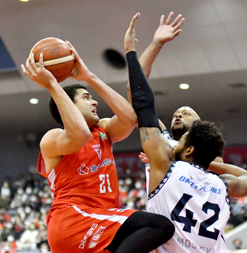 千葉J-信州 第1クオーター、シュートを狙う千葉Jのエドワーズ=船橋アリーナ