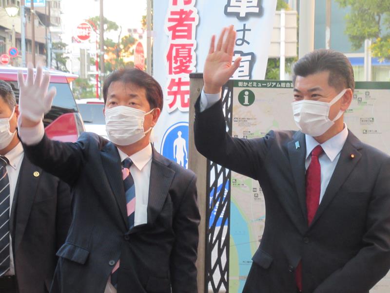 支持を訴える立憲民主党の泉代表（右）と立候補を予定する矢崎元県議＝８日、市川市