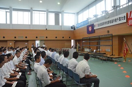 各チーム主将らが集まり、緊張感に包まれる組み合わせ抽選会場=19日、千葉市稲毛区