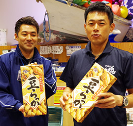ニューヨーク店でも販売する予定の落花生菓子をアピールする諏訪専務（右）ら＝千葉市若葉区の加曽利房の駅