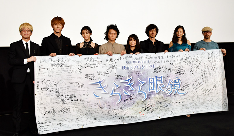 映画の公開初日に舞台あいさつをする犬童監督(左)と森沢さん(右)=9月7日、船橋市