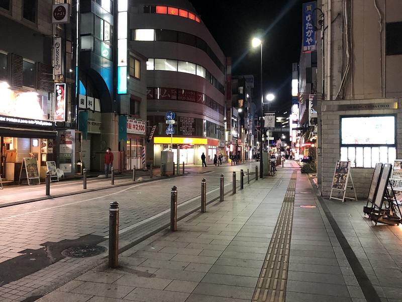 多くの飲食店が時短要請に協力する中、夜の繁華街は静寂に包まれていた=17日午後8時50分ごろ、千葉県内