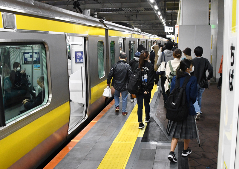 帰宅ラッシュで人々が行き交うＪＲ千葉駅＝９日午後、千葉市中央区