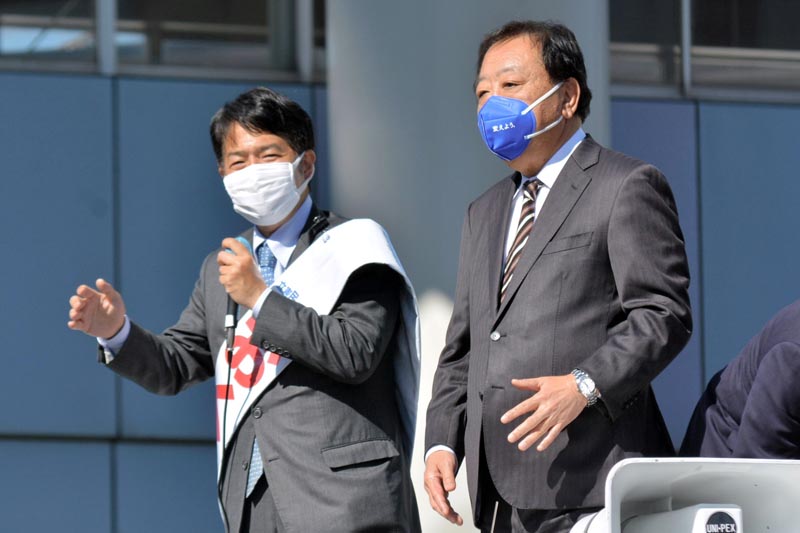 ＪＲ都賀駅前で街頭演説する奥野氏（左）。野田元首相も応援に駆け付けた＝２９日、千葉市若葉区