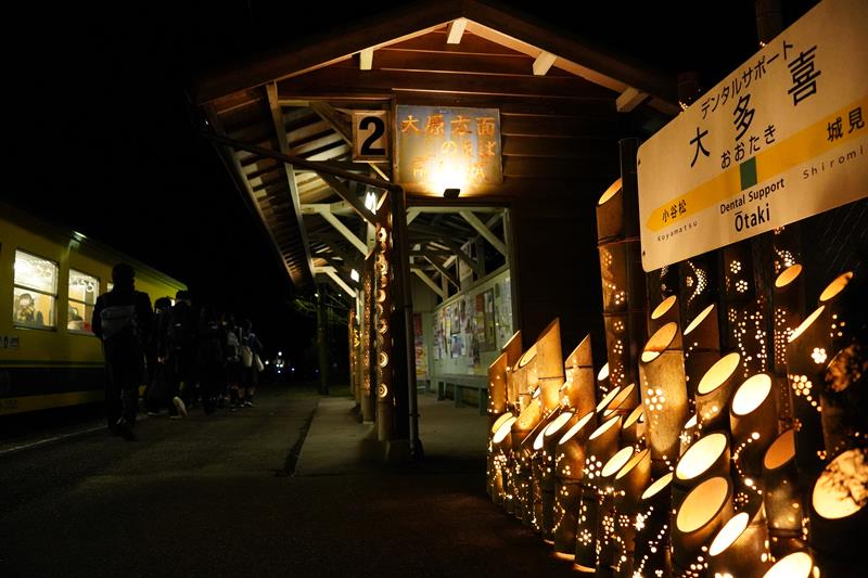 竹灯籠を点灯させたいすみ鉄道大多喜駅＝大多喜町