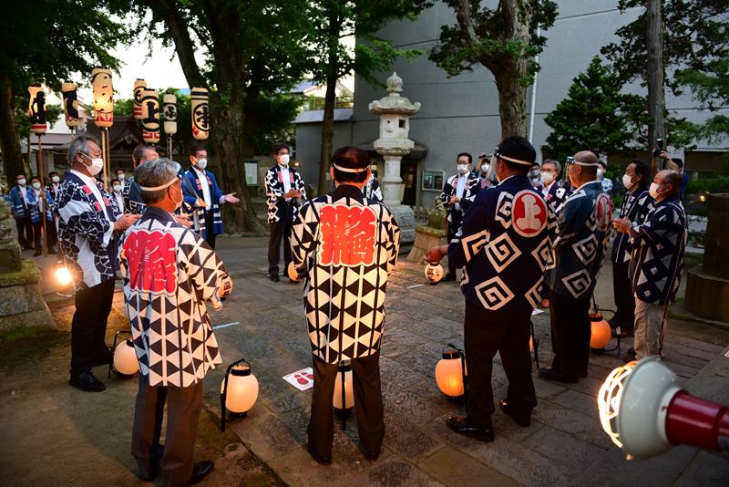 山車年番引き継ぎ行事の様子。各町の区長らが集まり祭りの再開を願った＝７月１７日、香取市