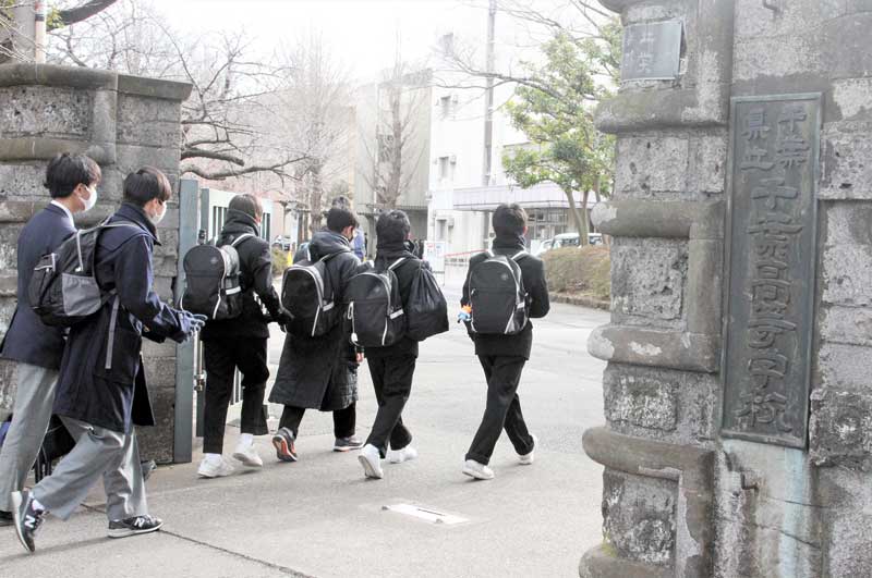 県立千葉高校の入試に向かう受験生ら＝２４日午前９時ごろ、千葉市中央区