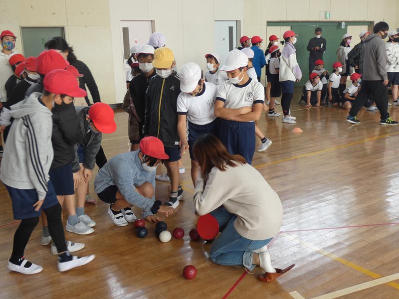 千葉大生と得点を数える児童たち＝長柄小