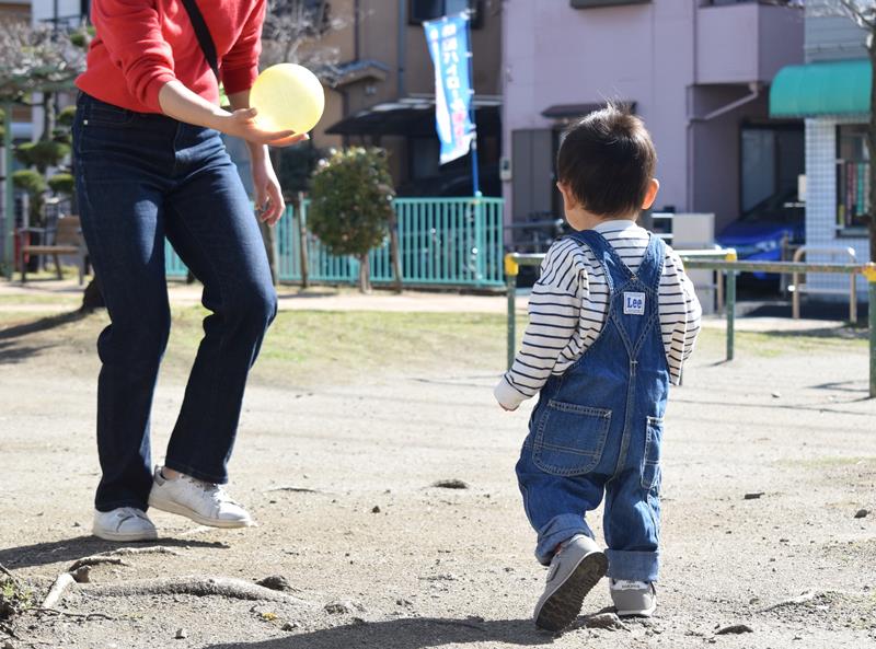 市川市内の公園で子どもと遊ぶ市民=同市